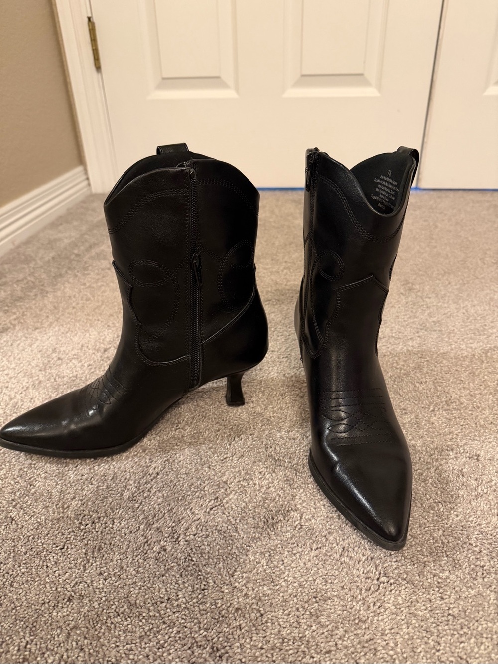 Universal Thread Black Pointed-Toe Mid-Heel Western Ankle Boots